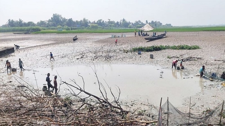 হাওরে মৎস্য আহরণে ইজারা নীতিমালা আইন মানছেন না ইজারাদাররা