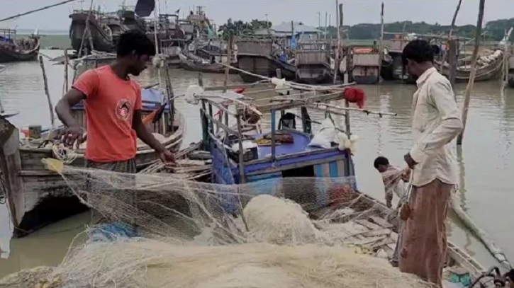 দুই মাসের নিষেধাজ্ঞা শেষে ইলিশ শিকারে প্রস্তুত জেলেরা