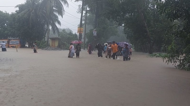 ভয়াবহ বন্যায় বিদ্যুৎ বিচ্ছিন্ন ফেনী, যোগাযোগ করতে পারছেন না স্বজনরা