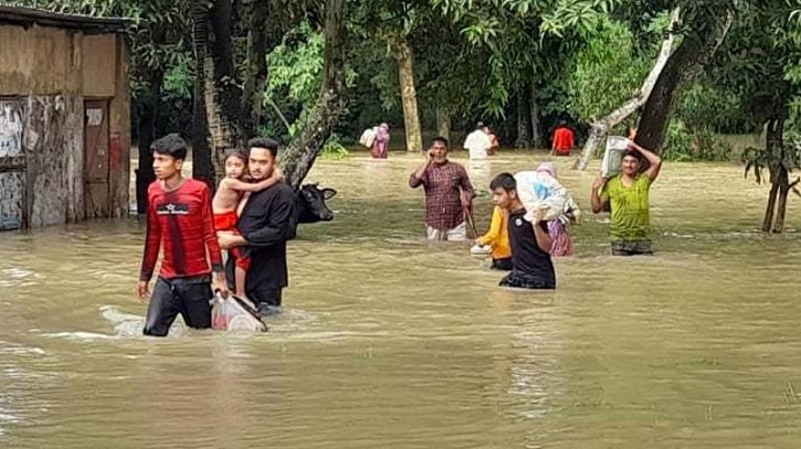 ভেঙে গেছে গোমতী নদীর বাঁধ, পানিতে আটকা বহু লোক