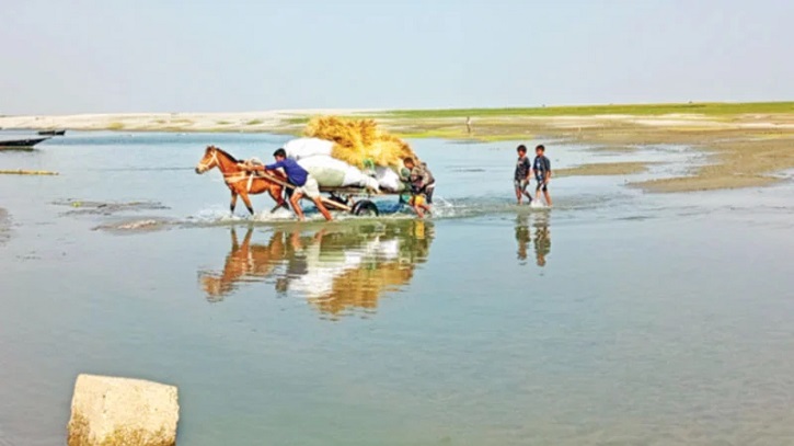 তীব্র নাব্য সংকটে নৌকা চলাচল বন্ধ, কৃষিপণ্য পরিবহন নিয়ে ভোগান্তিতে কৃষকরা