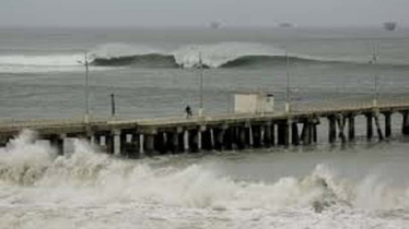 One dead in Ecuador, Peru ports closed amid massive waves