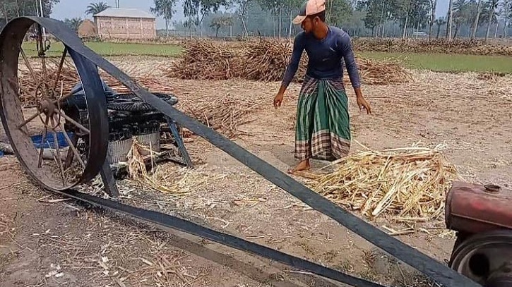 আখ চাষিরা গুড় তৈরিতে ব্যস্ত সময় পার করছেন কৃষকরা