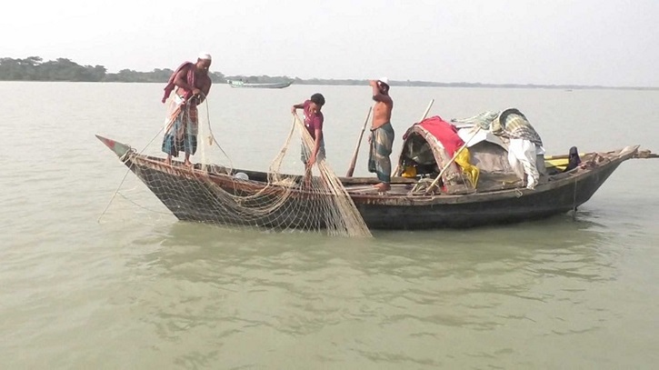 নিষেধাজ্ঞা শেষে ইলিশ শিকারে নদীতে জেলেরা