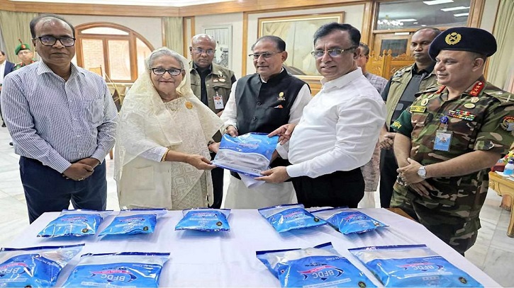 প্রধানমন্ত্রীর কাছে ‘বিএফডিসি রেডি টু কুক ফিশ’ ও মিল্কিং মেশিন হস্তান্তর