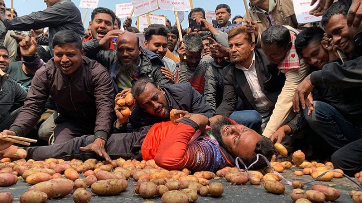 হিমাগারের ভাড়া বৃদ্ধির প্রতিবাদে মহাসড়কে আলু ফেলে কৃষকদের বিক্ষোভ