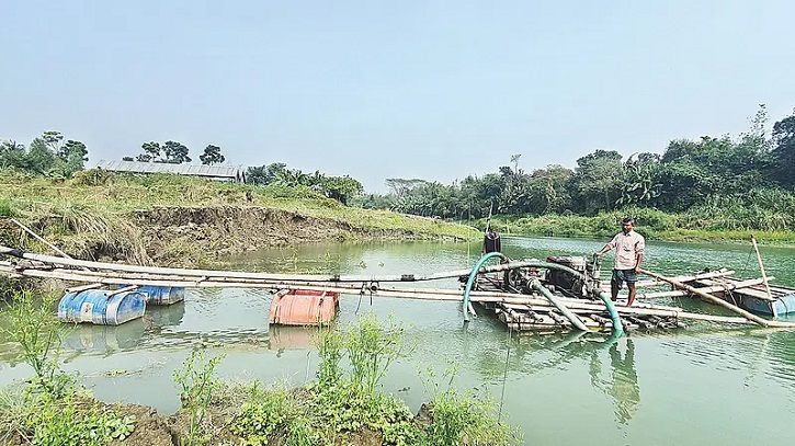 ড্রেজারের থাবায় বংশী নদী, বিলীন হচ্ছে দুই পাশের ফসলি জমি