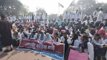 মেডিকেলে ভর্তিতে কোটা বাতিলের দাবিতে শহীদ মিনারে শিক্ষার্থীদের অবস্থান