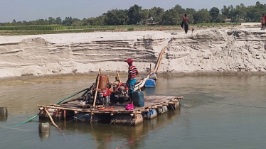 যমুনা নদীর তীরের বালু তুলে অবাধে বিক্রি করছে প্রভাবশালীরা