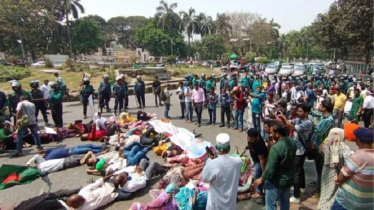 পদযাত্রায় বাধা দেওয়ায় সড়কে শুয়ে পড়েছেন শিক্ষকরা