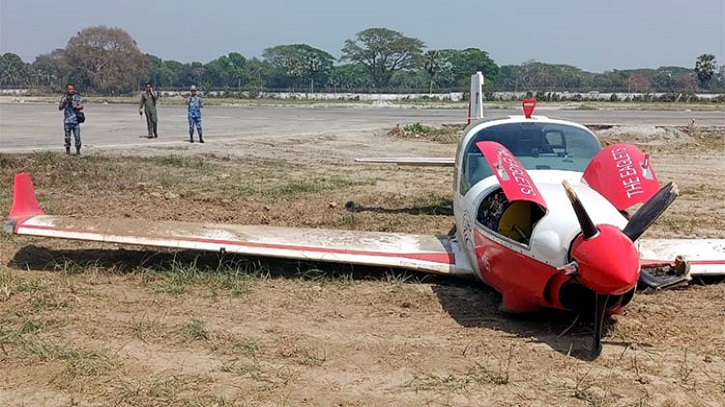 যশোরে প্রশিক্ষণ বিমানের ক্রাশ ল্যান্ডিং